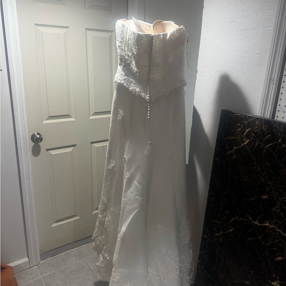 Elegant White Lace Wedding Dress